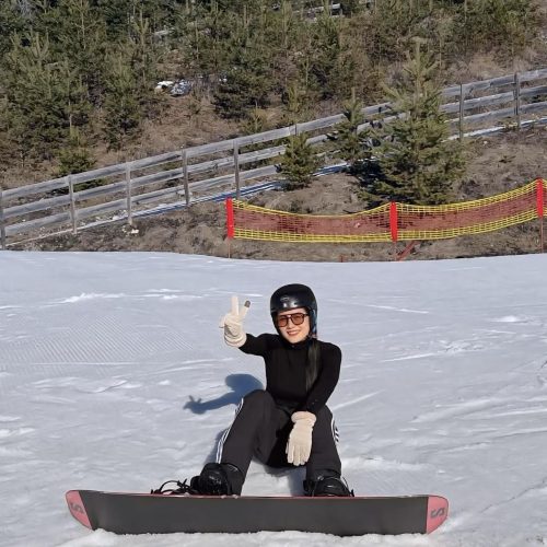 Schneebedeckte Berglandschaft mit stehenden Snowboard in Seefeld, Österreich.