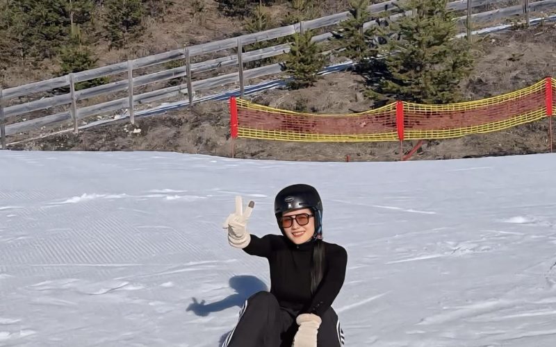 Schneebedeckte Berglandschaft mit stehenden Snowboard in Seefeld, Österreich.