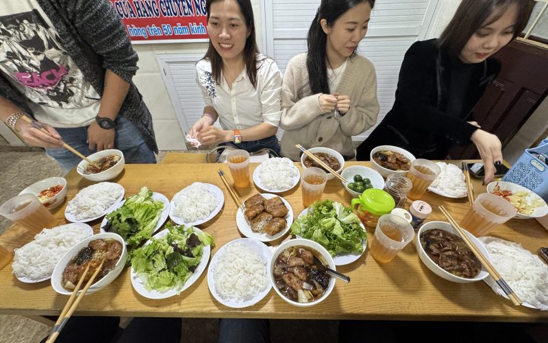 Symbolische Darstellung von Straßenküche mit Bun Cha in Hanoi – Vietnamesisches Nationalgericht
