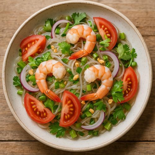 Thai Glasnudelsalat Yam Woon Sen mit Garnelen, Glasnudeln, Kräutern und Limetten-Dressing auf Teller, frisch und scharf